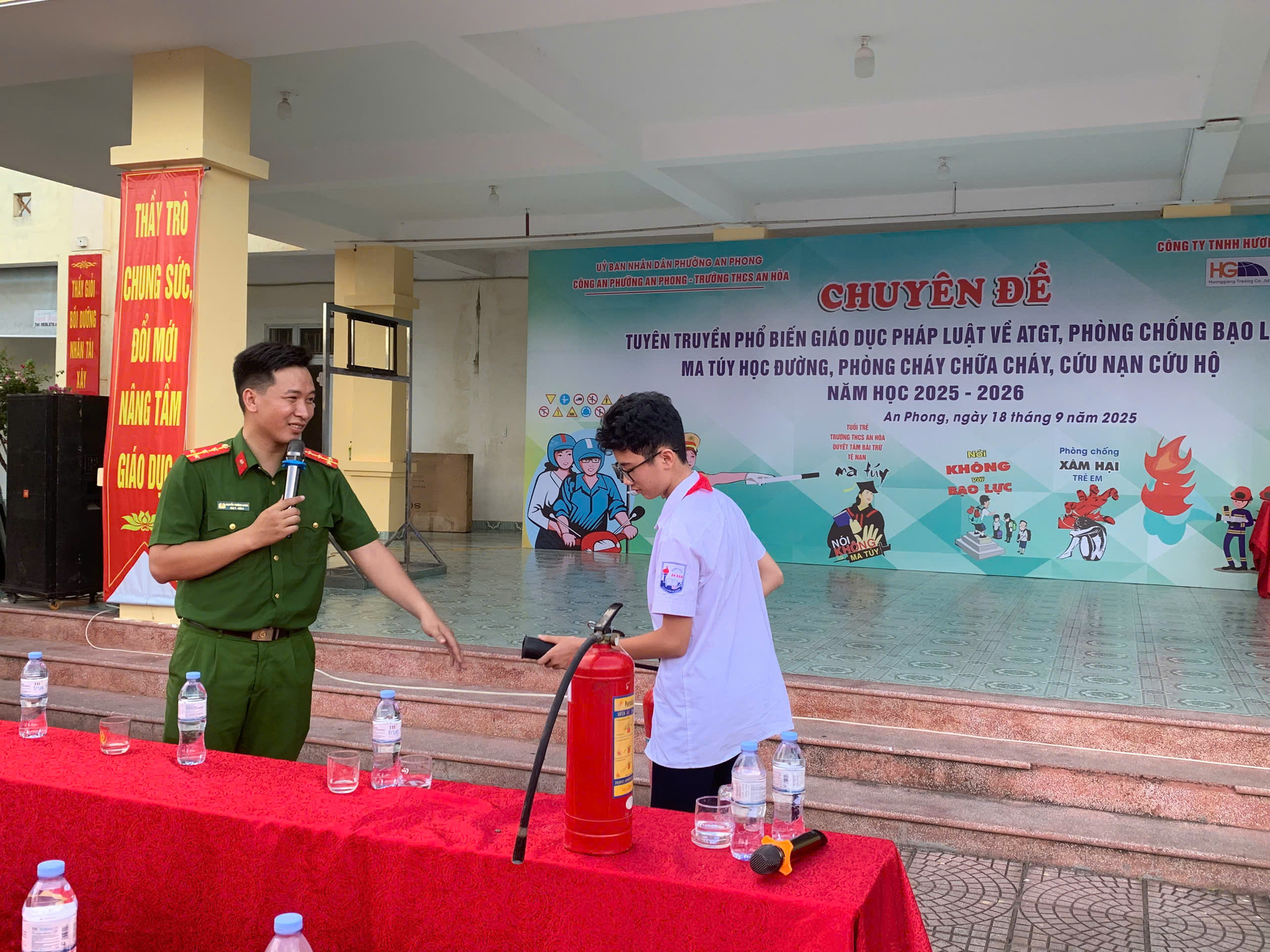 Hơn 1000 giáo viên, học sinh và phụ huynh Trường THCS An Hoà được tuyên truyền về phòng cháy chữa cháy, an toàn giao thông và phòng chống ma tuý